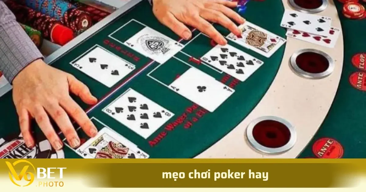 Những dấu hiệu nhỏ như cách họ đặt cược, biểu cảm khuôn mặt, thậm chí là cách họ thở cũng đều mang thông điệp nhất định ở mẹo chơi poker.